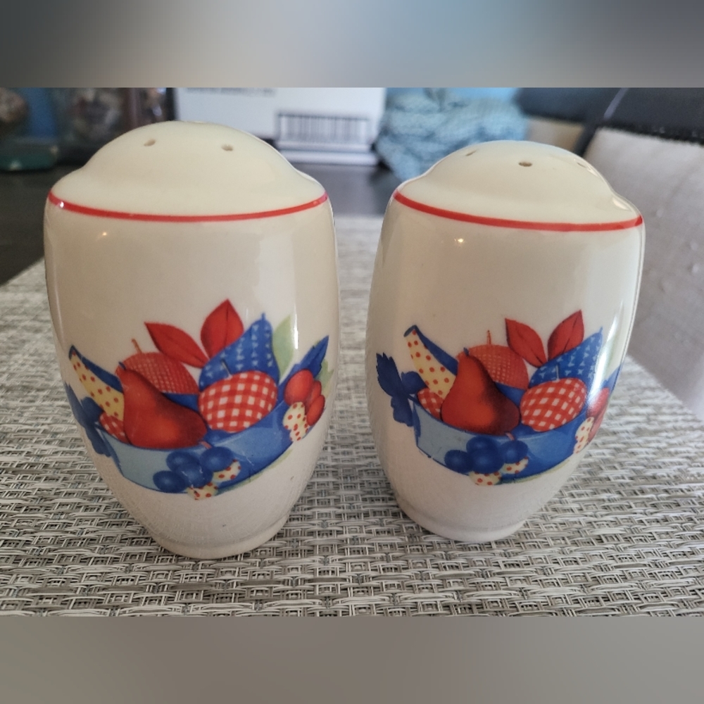 Vtg 40s Universal Potteries Cambridge Calico Fruit Salt & Pepper Shakers Set